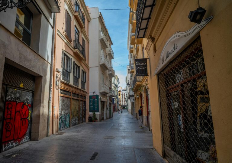 ¿Puede una comunidad prohibir el uso turístico en locales comerciales?